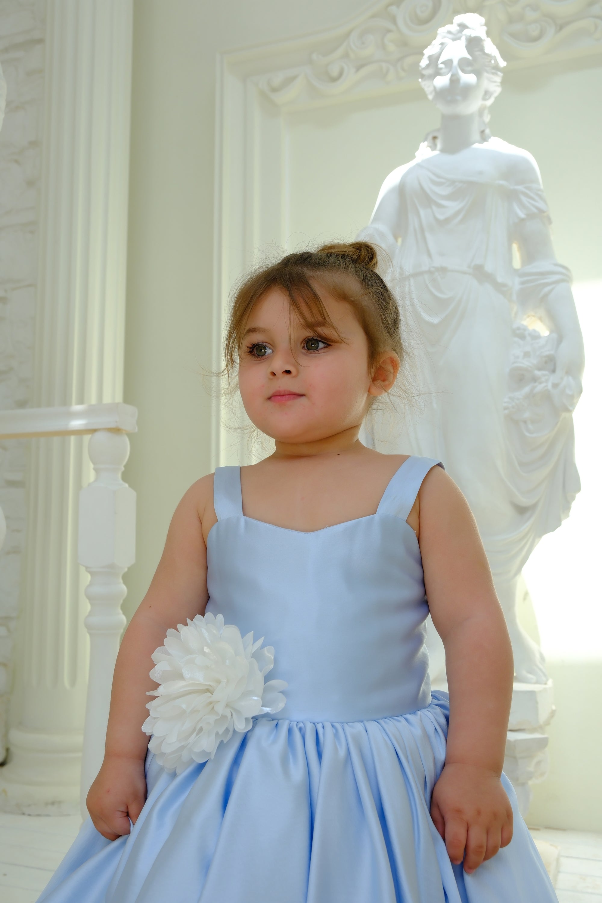 Robe Célestine – Bleu Ciel & Fleur Couture