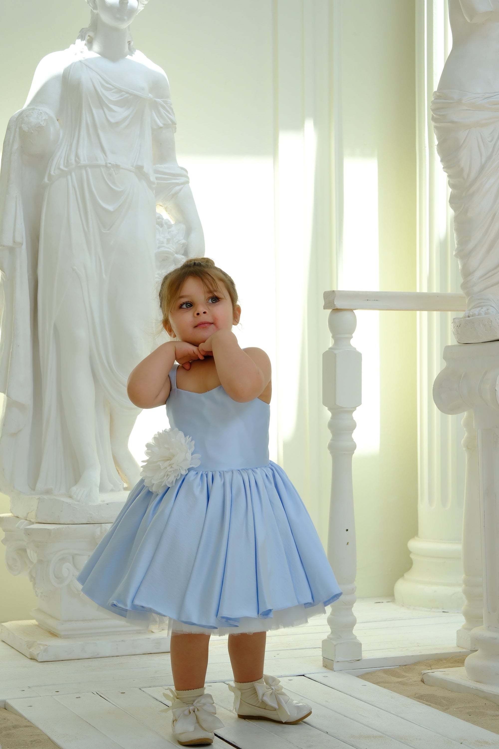 Robe Célestine – Bleu Ciel & Fleur Couture