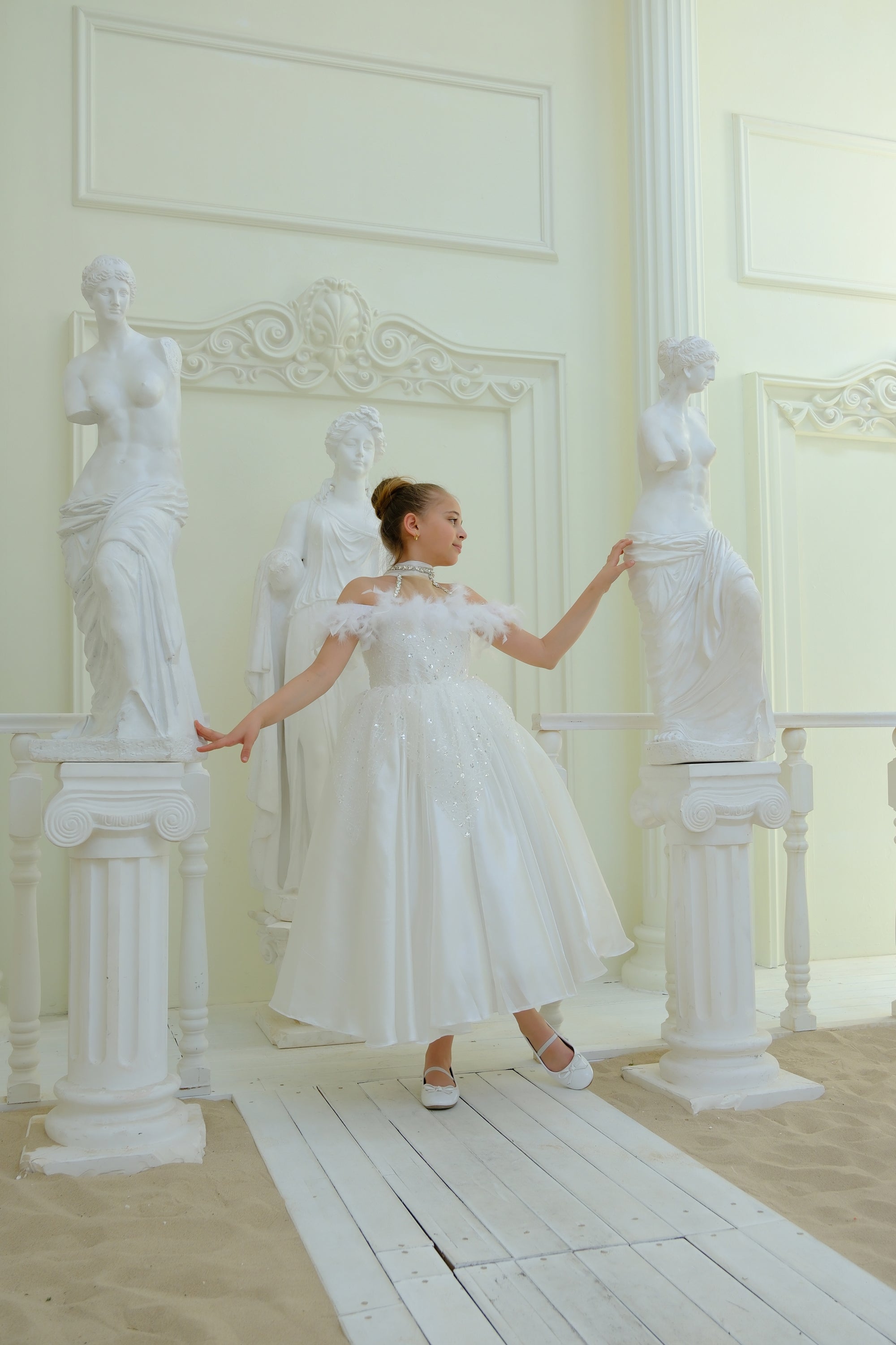 Robe de cérémonie longue – Éclat Impérial en satin et plumes