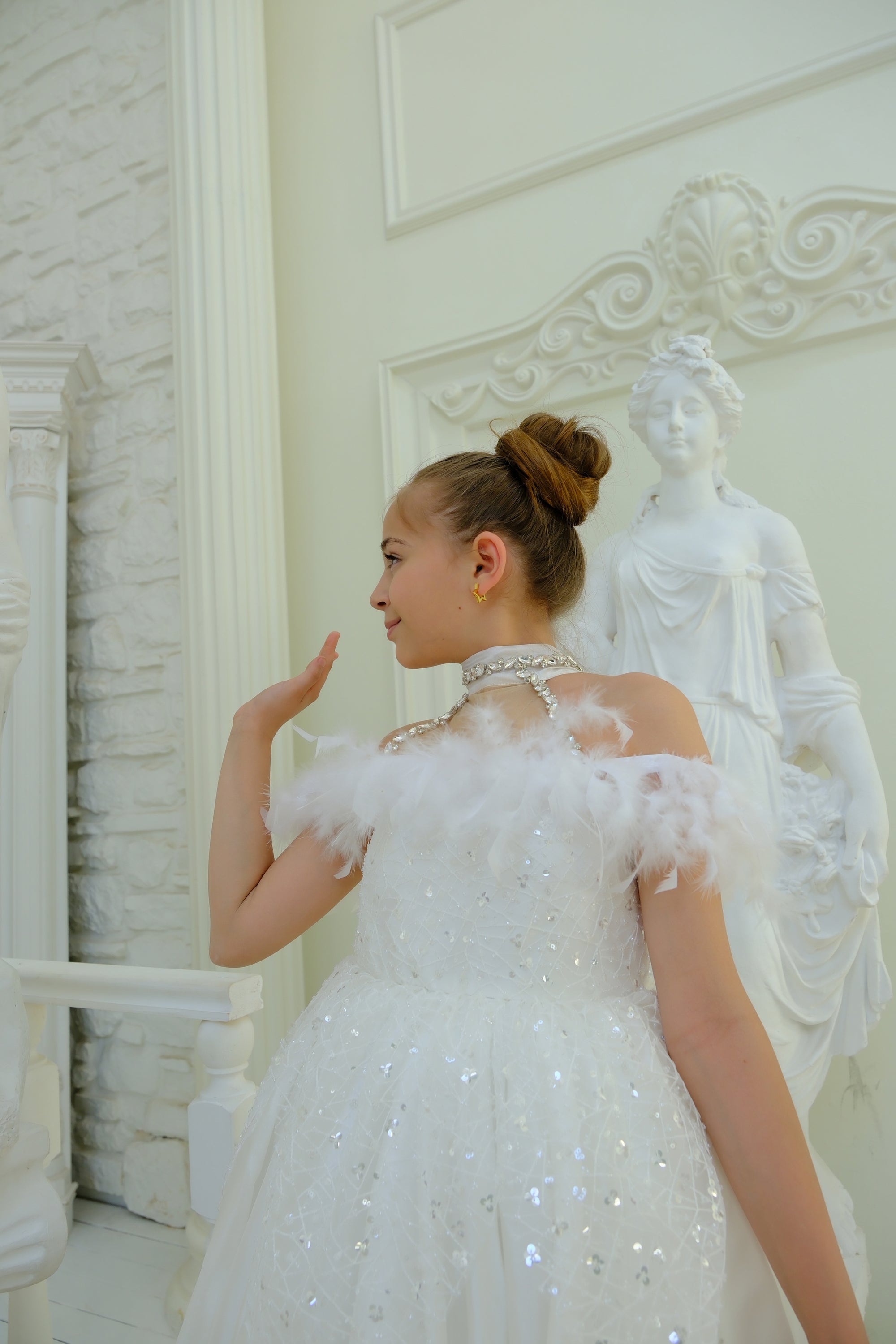 Robe de cérémonie longue – Éclat Impérial en satin et plumes