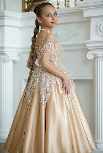 Robe d’honneur longue – Éclat Champagne & Plumes